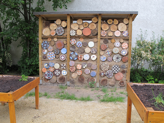 Insektenhotel und Hochbeete 