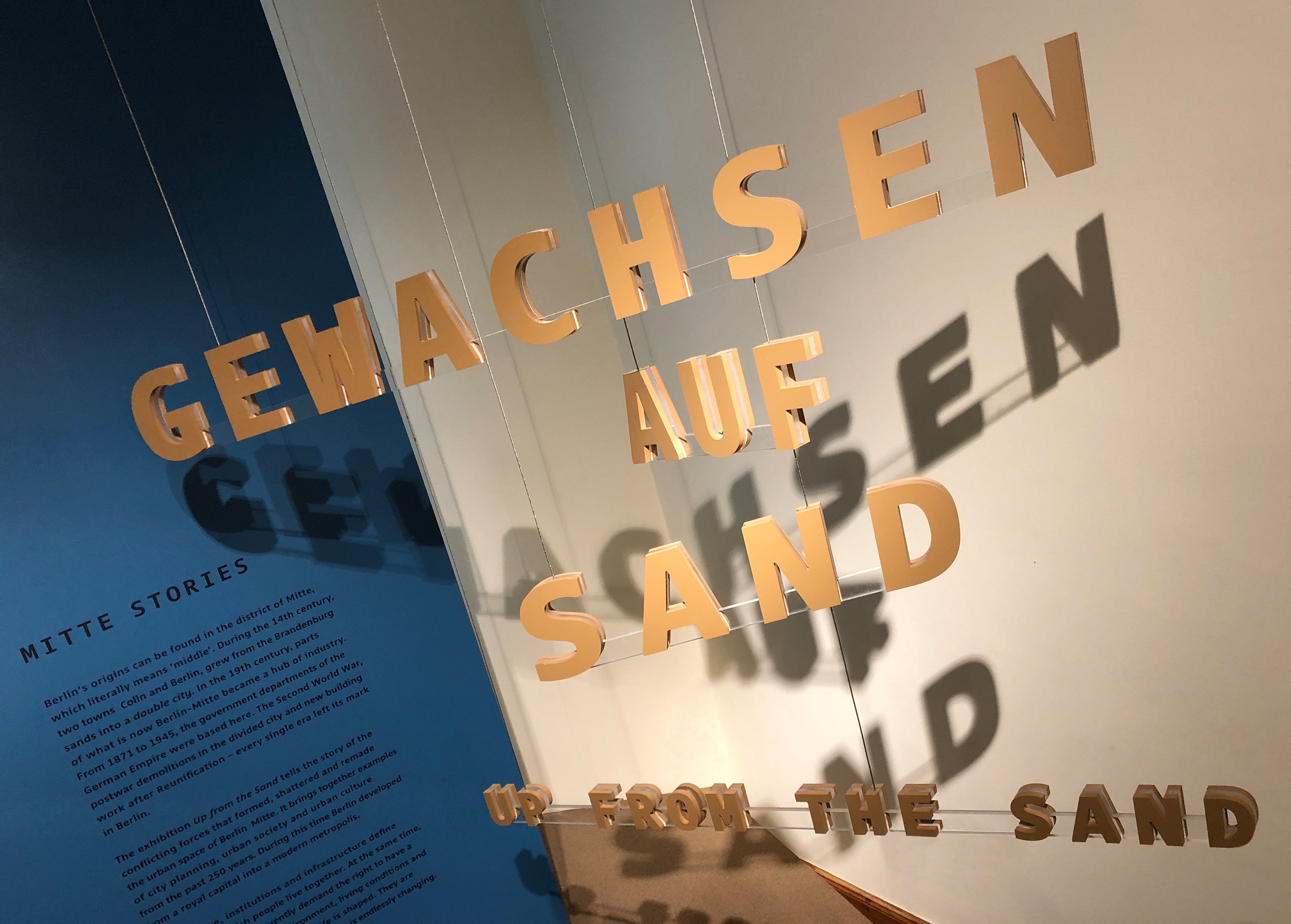 Titelinstallation Gewachsen auf Sand