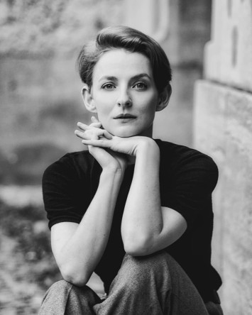 Schwarz-weiß Fotografie einer Frau