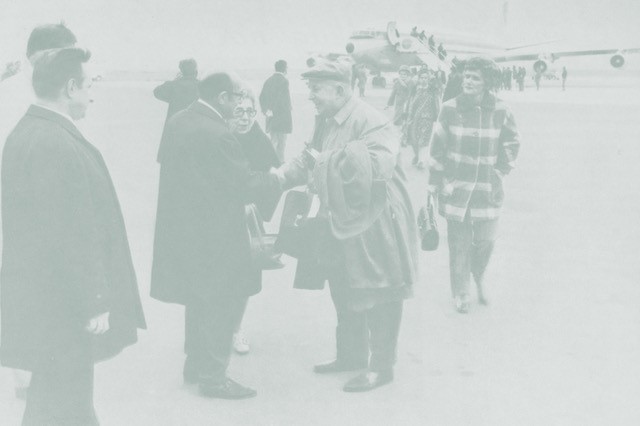 Begrüßung einer Gästegruppe aus den USA auf dem Flughaften Tegel, 1971.