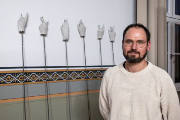 Eric Meier neben seiner Skulptur "Auf Gute Nachbarschaft".