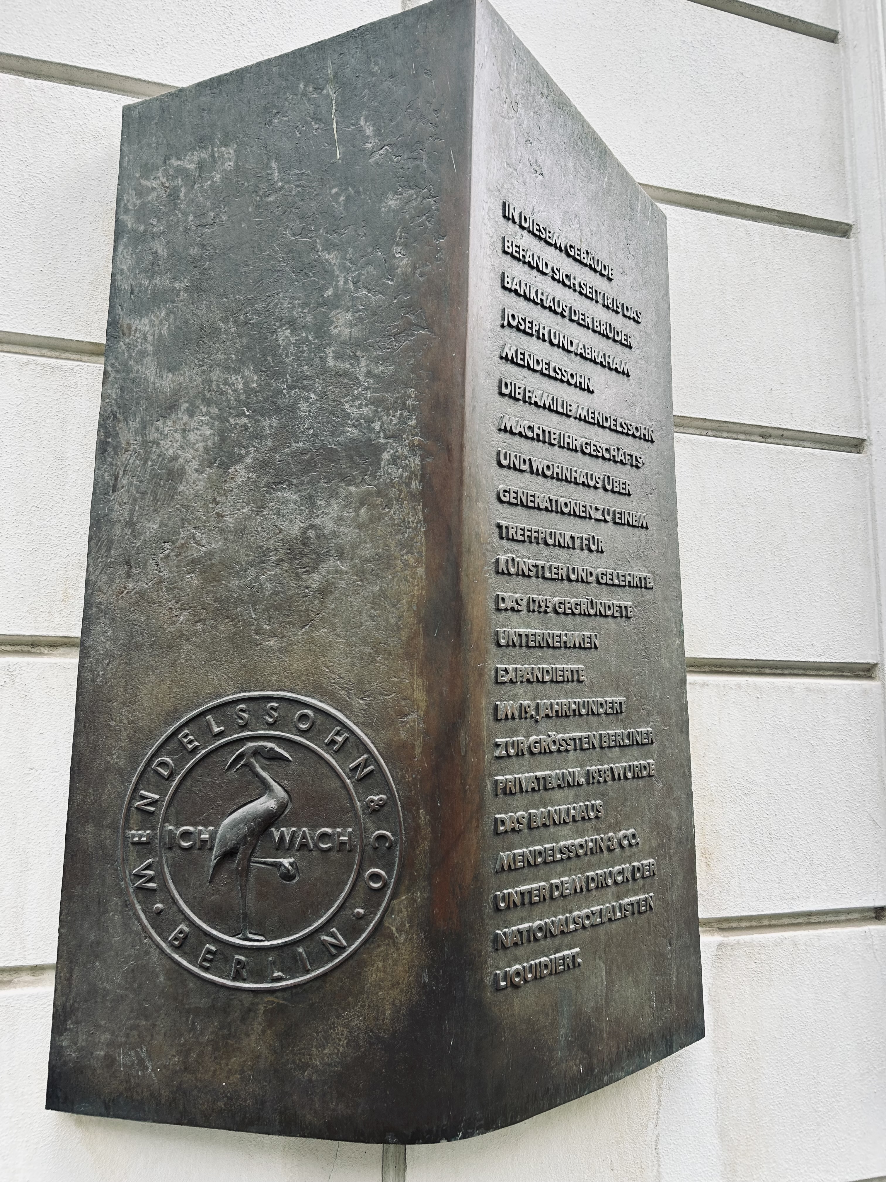 Blick auf die Gedenktafel am ehemaligen Bankhaus Mendelssohn.