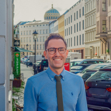 Carsten Schmidt, im Hintergrund die Kuppel der Neuen Synagoge in Berlin-Mitte.