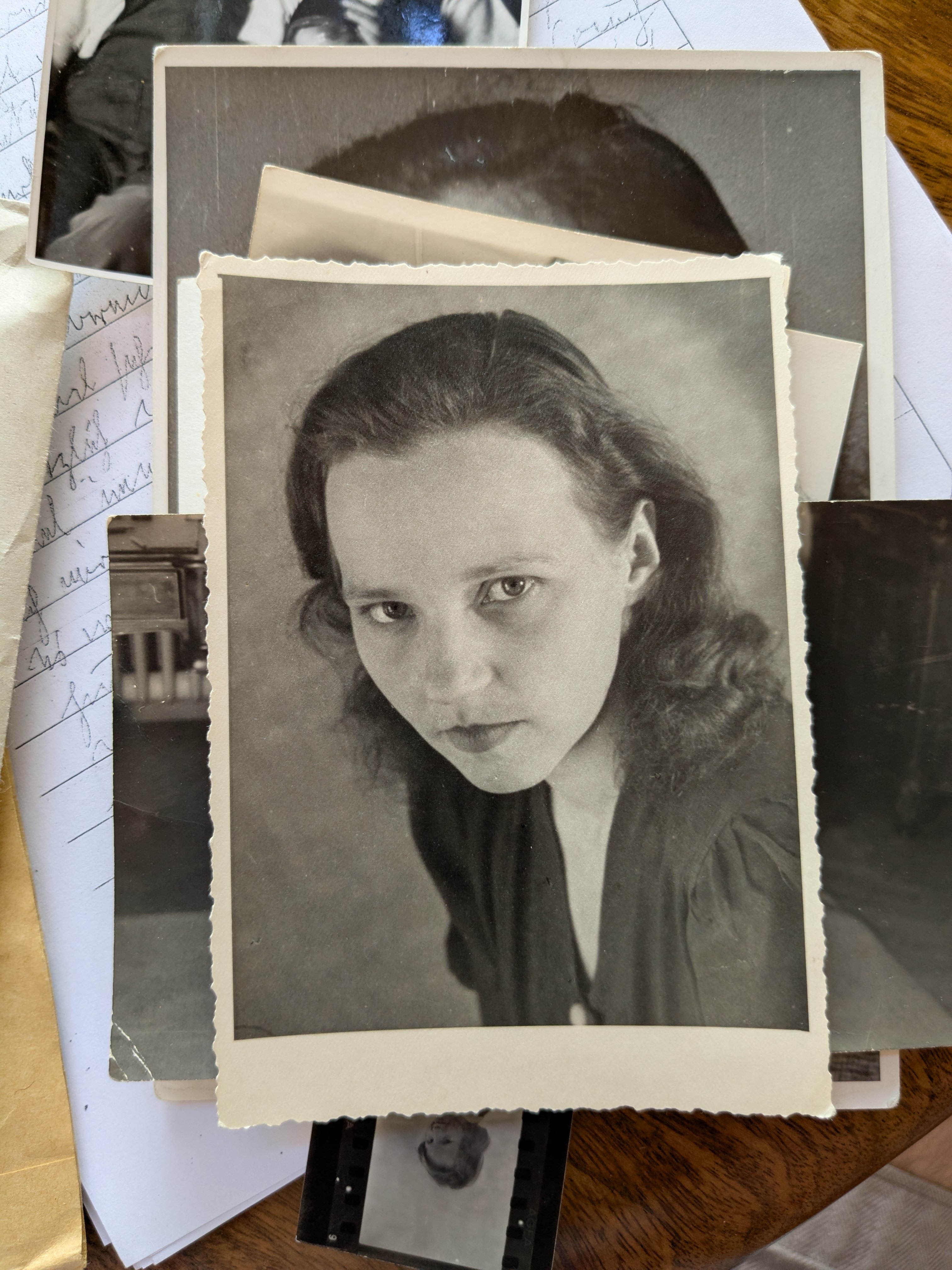 Fotografie in den Nachlass von Susanne Kerckhoff, obenauf eine Portraitfotografie von ihr.