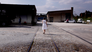 Filmstill aus dem Film "You Look So German!" von Nirit Ben-Joseph. Die Aufnahme zeigt die Überreste der Bahngleise des ehemaligen Güterbahnhofs Moabit, der heute als Gedenkort besteht.