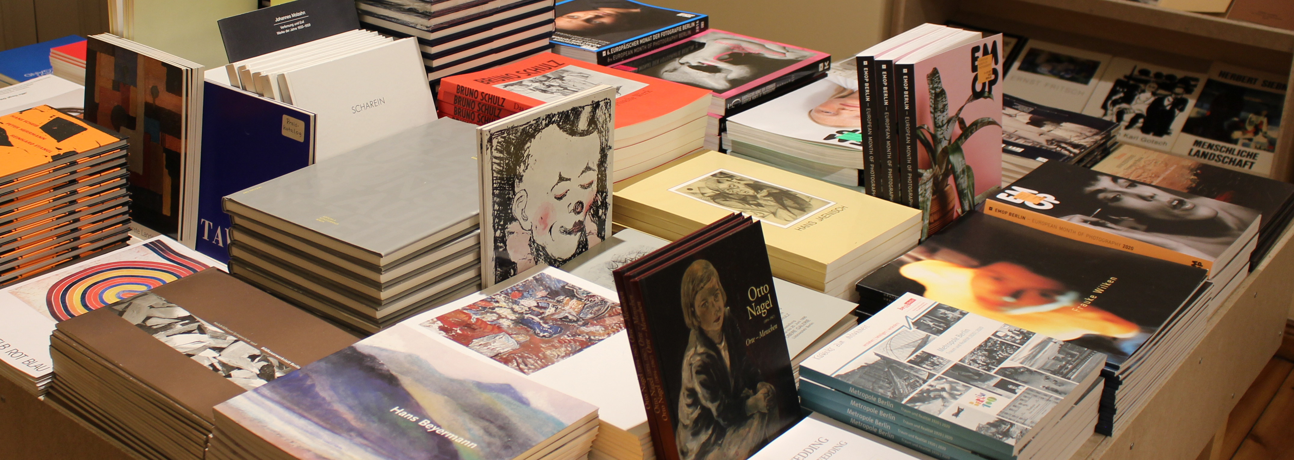 Büchertisch im Museumsshop des Mitte Museums