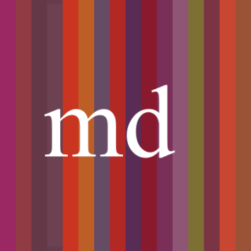 Bunte, rötliche Streifen im Hintergrund, davor in Serifen "md".