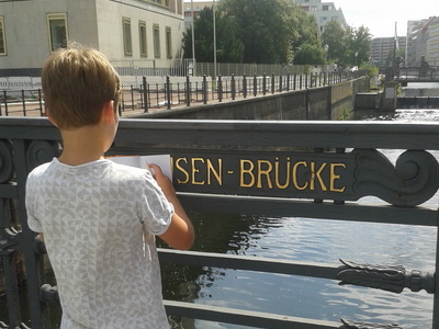 Ein Teilnehmer auf der Schleusenbrücke hält seine Eindrücke fest (Bild: Mitte Museum)