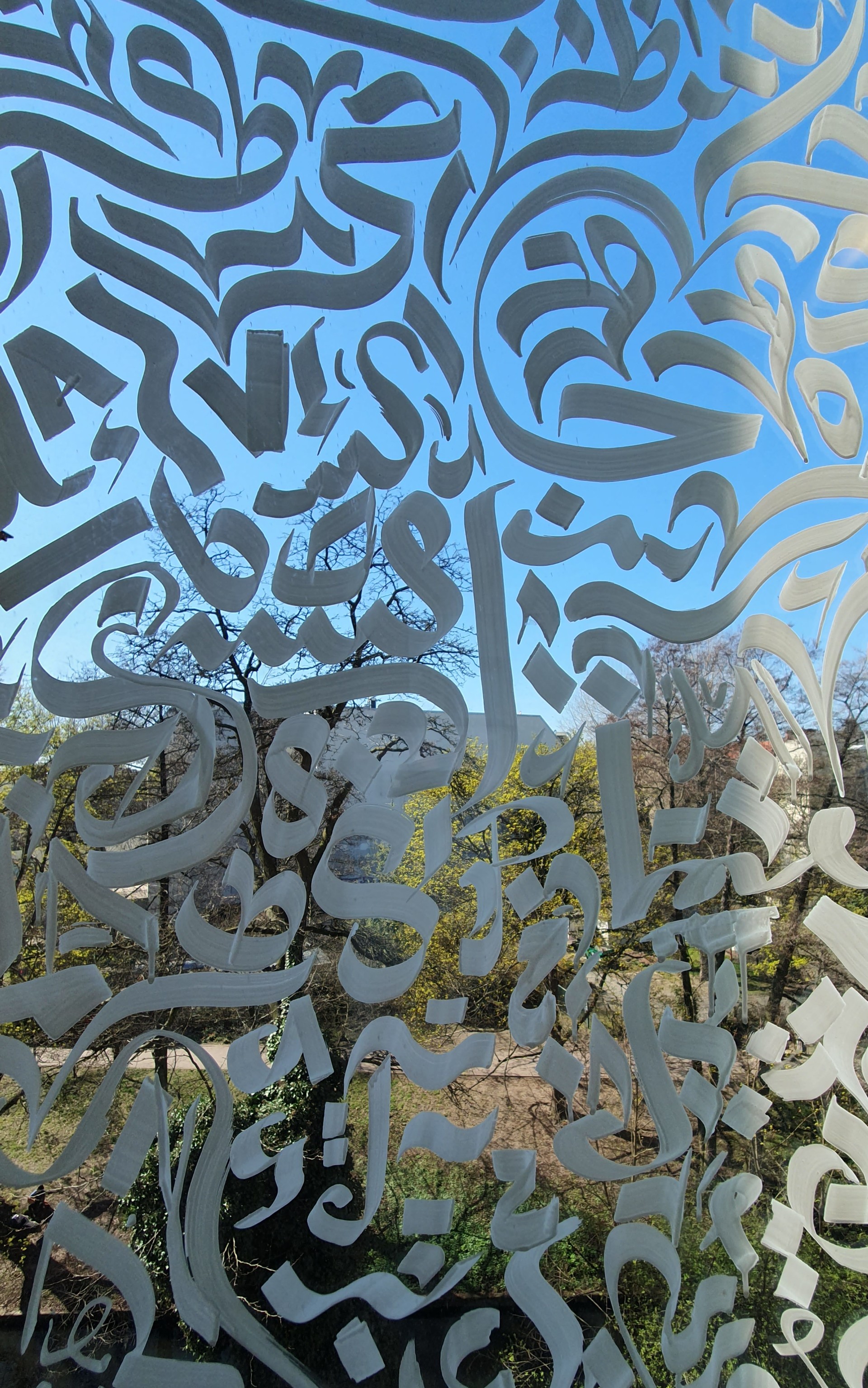 Ein mit Kalligrafie bemaltes Fenster.