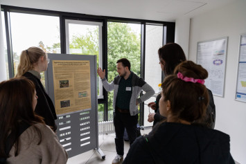 Gruppierung vor Infotafel