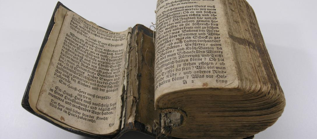 ein sehr altes Buch im Zustand vor Restaurierung
