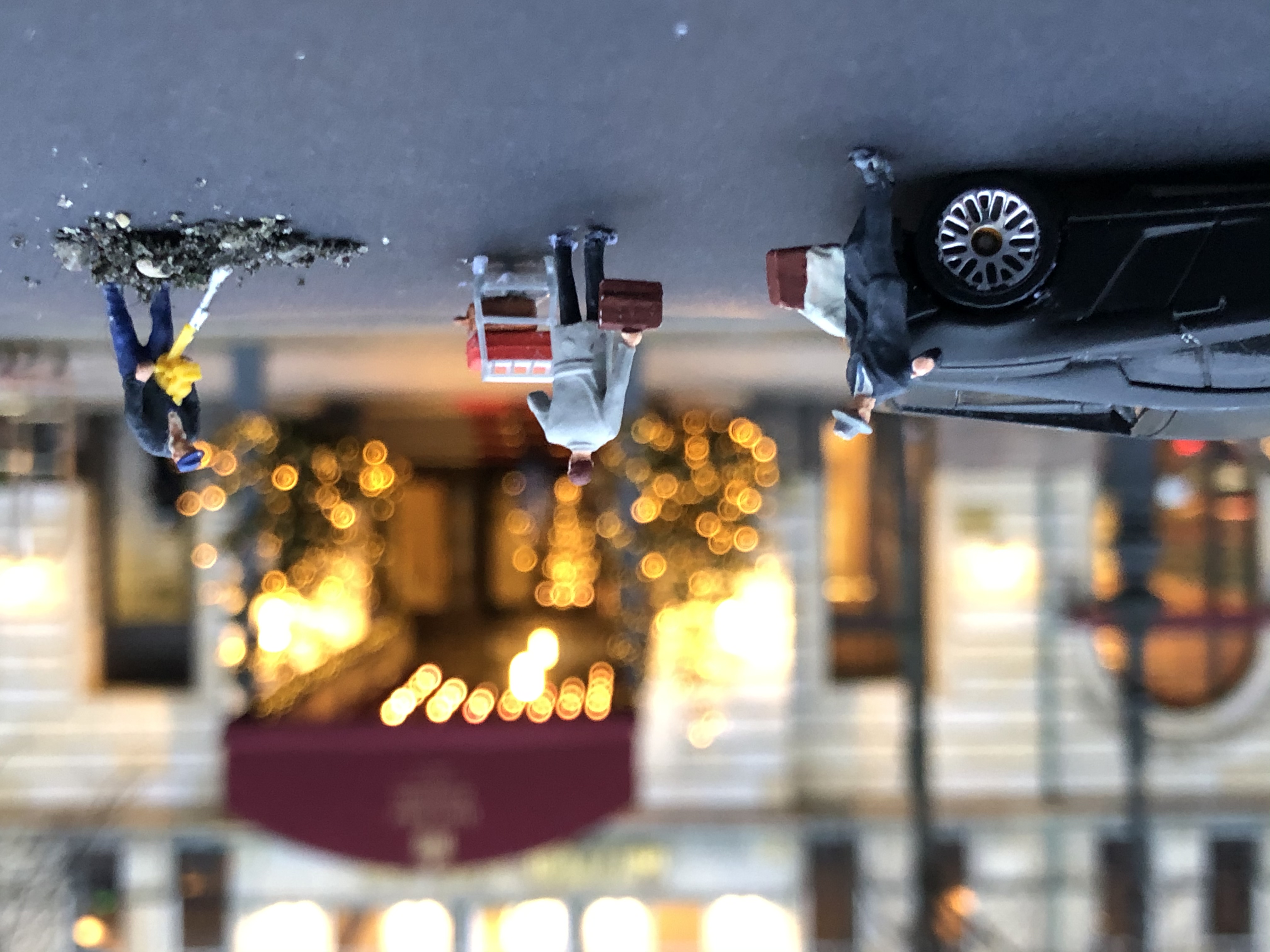 Verblüffende Perspektive: im Hintergrund das echte Hotel Adlon – davor Miniaturfiguren in Szene gesetzt (Foto: Noah Grewing, Lessing-Gymnasium)