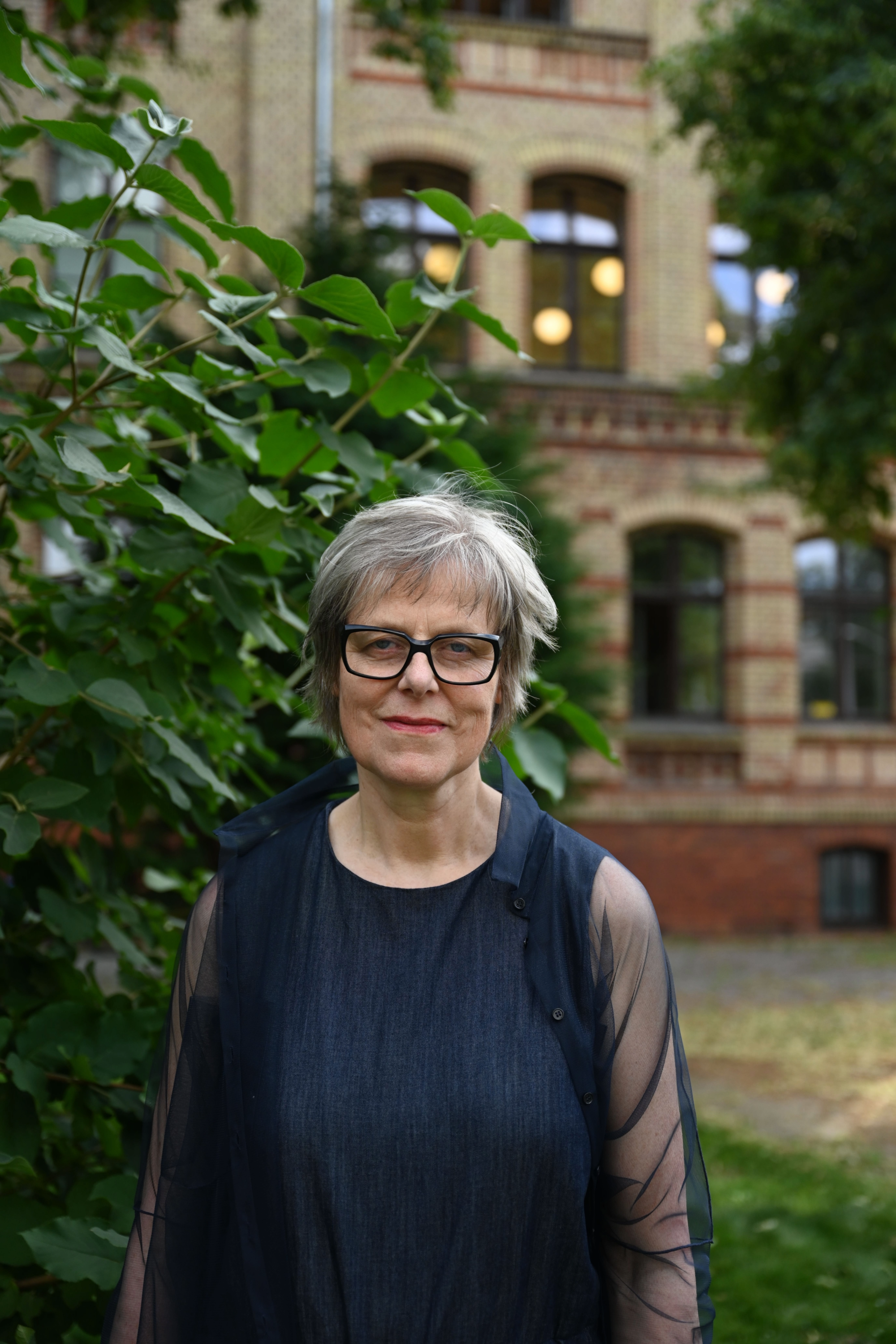 Sigrid Schulze im Portrait vor dem Mitte Museum