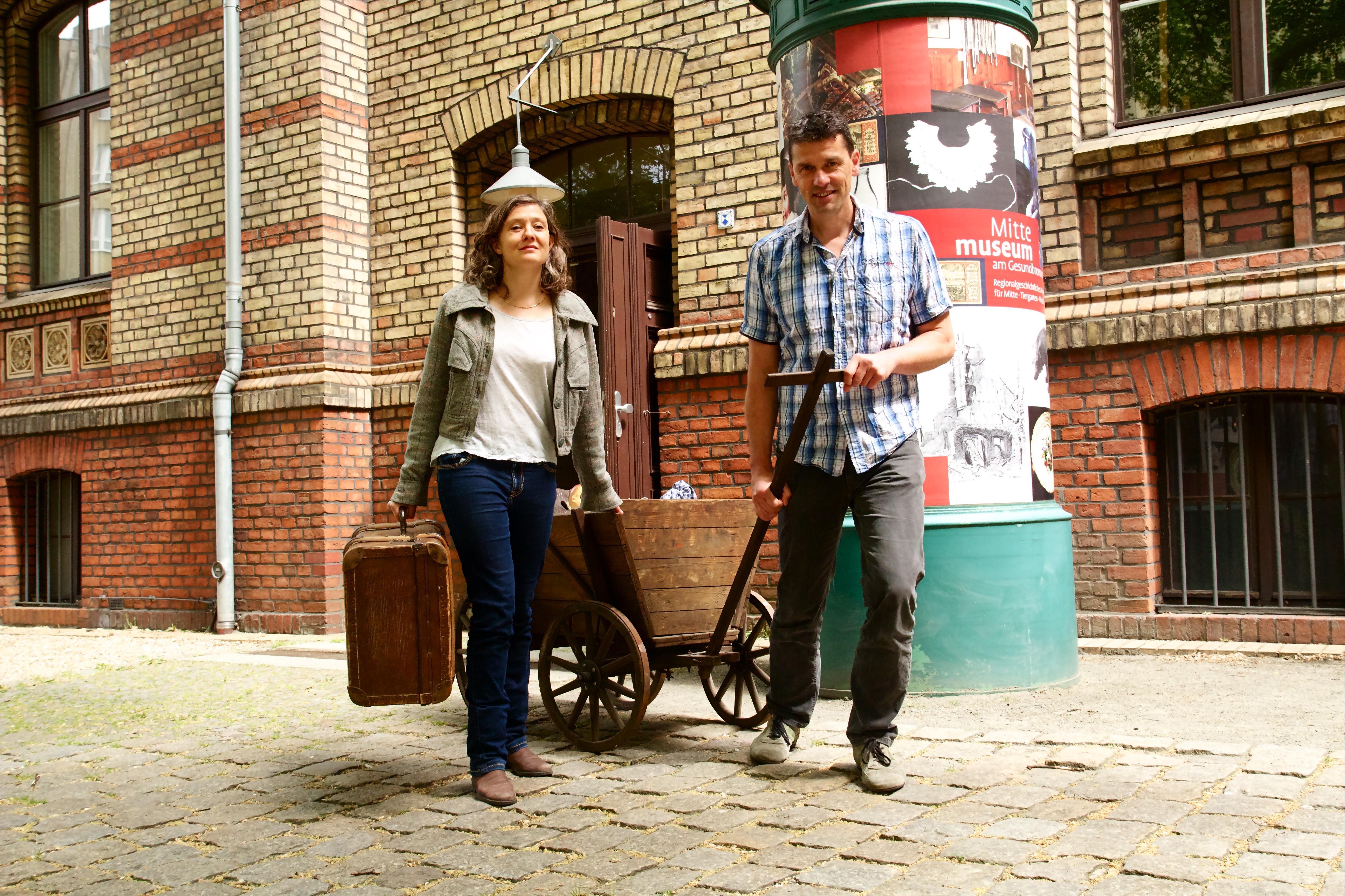 Der Koffer und der Bollerwagen des Mitte Museums im Einsatz (Bild: Mitte Museum)