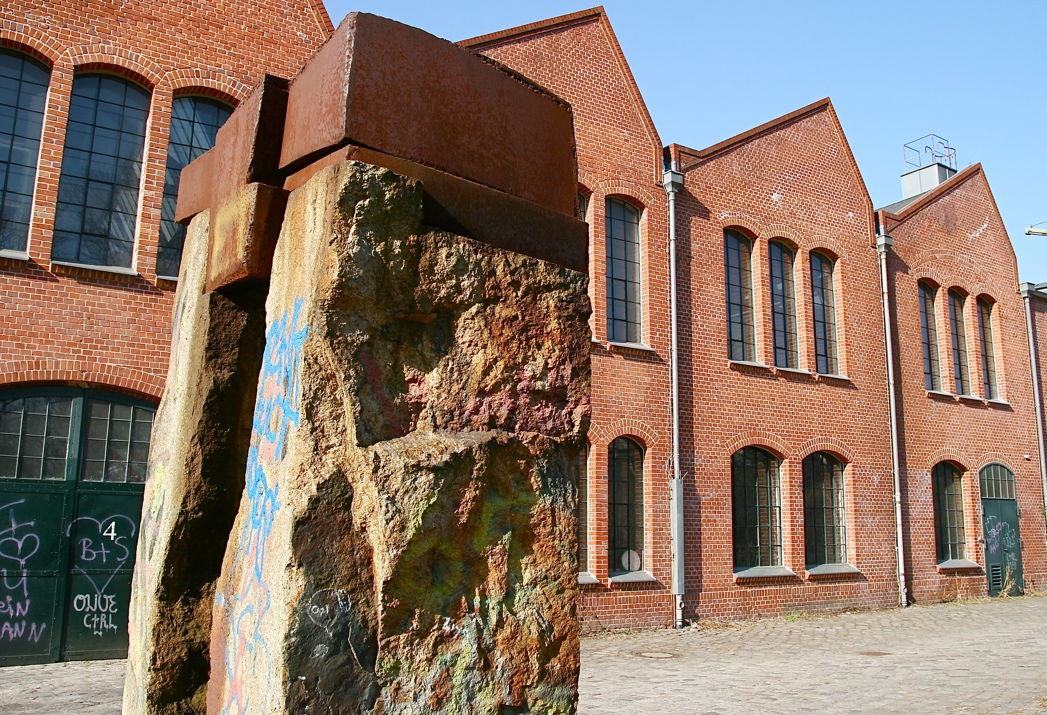 Stadtführungsgruppe vor einem Teil der historischen Stadtmauer (Bild: Mitte Museum)