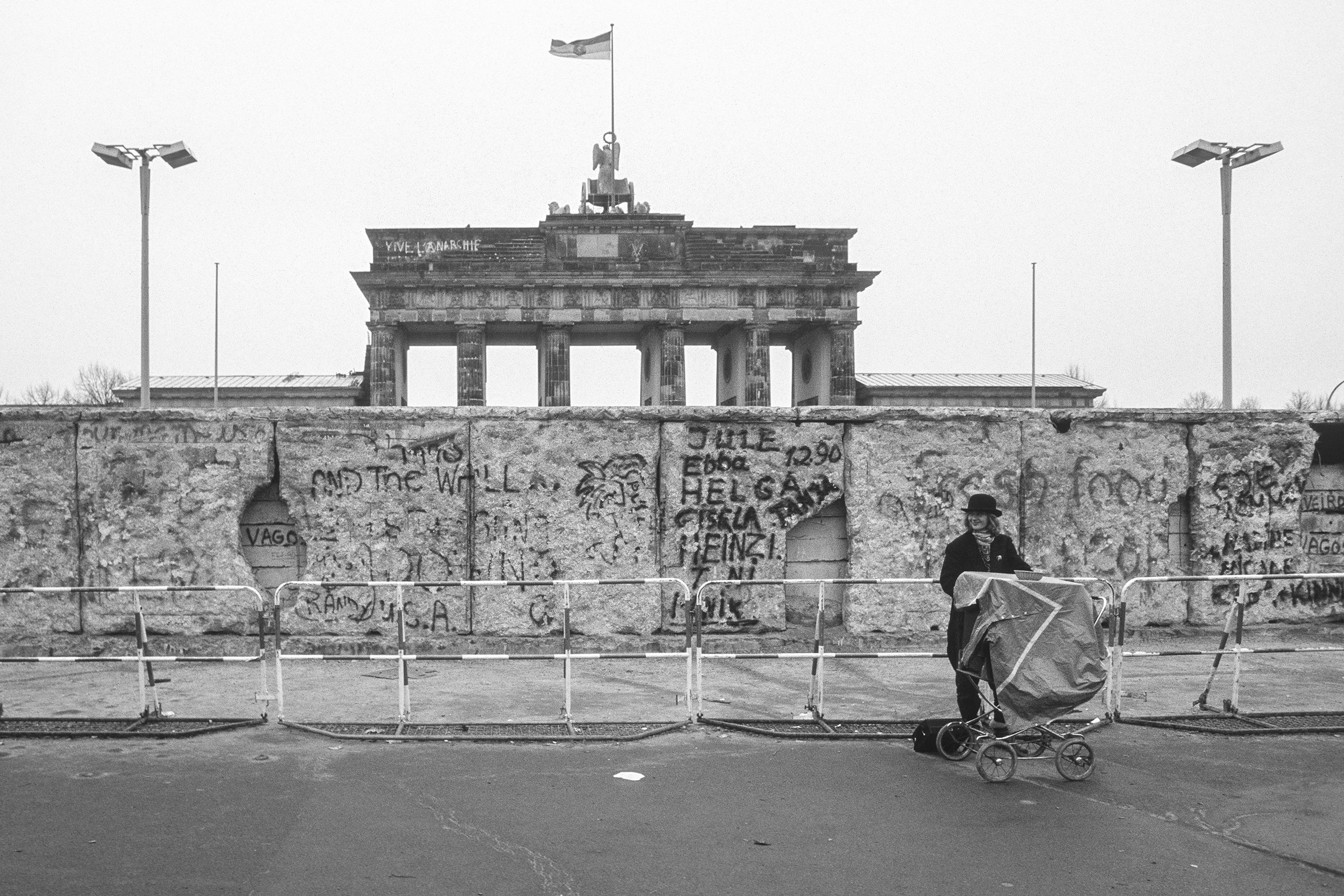 „Leierkastenspielerin vor der Mauer am Brandenburger Tor“